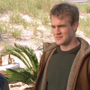James van Der Beek in un momento dell'episodio Televisione, che passione! della serie Dawson's Creek