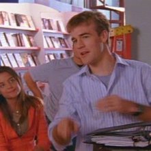Katie Holmes e James van Der Beek nell'episodoi Silenzio, si gira! della serie Dawson's Creek