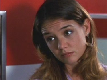 Katie Holmes in un momento dell'episodio Notte al supermercato della serie Dawson's Creek
