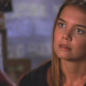 Katie Holmes in una scena dell'episodio Una vera occasione della serie tv Dawson's Creek