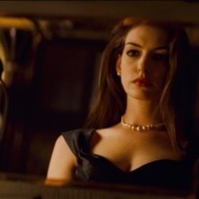 Anne Hathaway si guarda allo specchio in una scena di Il cavaliere oscuro - Il ritorno