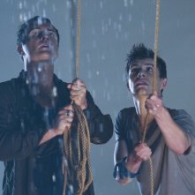 Bait: Julian McMahon e Xavier Samuel in una scena del film