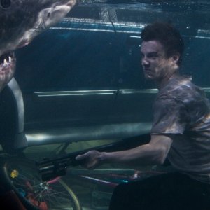 Bait: Xavier Samuel alle prese con uno degli squali assassini del film in una scena subacquea