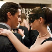 Christian Bale e Anne Hathaway danzano insieme una scena di Il cavaliere oscuro - Il ritorno
