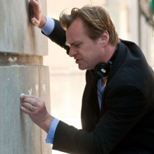 Christopher Nolan disegna qualcosa sul muro del set de Il cavaliere oscuro - Il ritorno