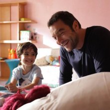 David Carvalho-Jorge con Denis Ménochet nella commedia Je me suis fait tout petit