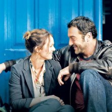 Vanessa Paradis con Denis Ménochet in Je me suis fait tout petit