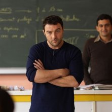 Denis Ménochet (al centro) in una scena di Je me suis fait tout petit