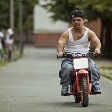 Jib Pocthier in sella ad una piccola motocicletta in Les Kaïra