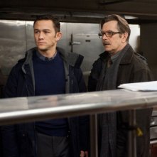 Joseph Gordon-Levitt e Gary Oldman in una scena di Il cavaliere oscuro - Il ritorno