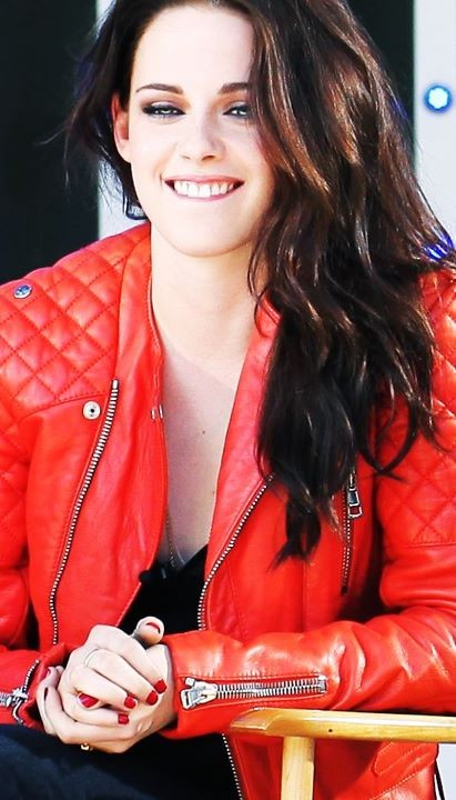 Kristen Stewart In Occasione Di Un Intervista Per Mtv La Giacca Rossa E Di Balenciaga 245295
