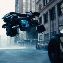 Scontro tra mezzi corazzati per le strade di Gotham City in una scena de Il cavaliere oscuro - Il ritorno