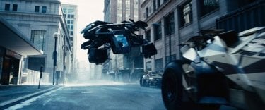 Scontro tra mezzi corazzati per le strade di Gotham City in una scena de Il cavaliere oscuro - Il ritorno