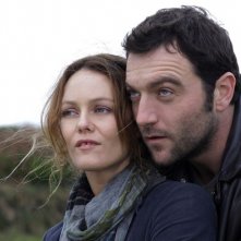 Vanessa Paradis e Denis Ménochet in Je me suis fait tout petit