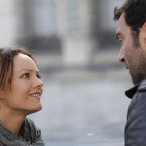 Vanessa Paradis e Denis Ménochet in una scena di Je me suis fait tout petit