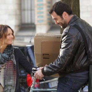 Vanessa Paradis e Denis Ménochet nella commedia romantica Je me suis fait tout petit