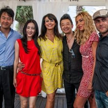 C'è sempre un perché: il cast del film insieme al regista in una foto promozionale