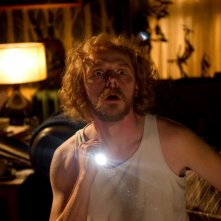 Un primo piano del terrorizzato Simon Pegg in A Fantastic Fear of Everything