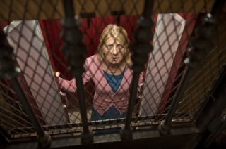 Eva dopo Eva: Angela Finocchiaro chiusa in ascensore in una scena del film