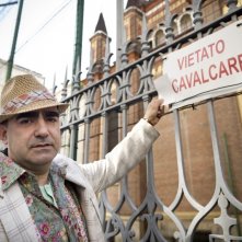 Eva dopo Eva: Elio sul set del film si diverte con un cartello