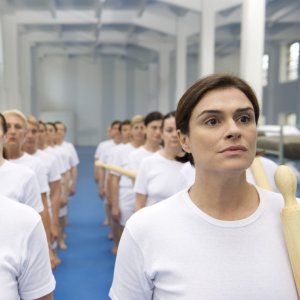 Eva dopo Eva: Laura Marinoni armata di mattarello in una scena