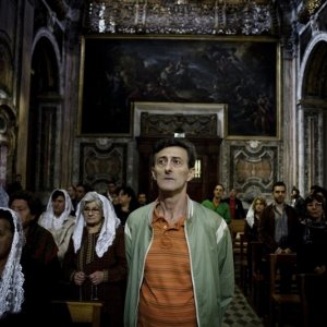 Reality: Nando Paone in chiesa in una scena del film