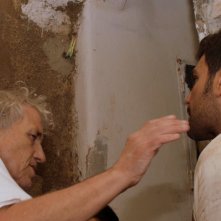 Salvatore Ruocco sul set di Grandfather, mentre ascolta le indicazioni di Abel Ferrara