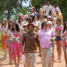 Das Miss Schweiz Massaker: il manager Mike Müller insieme al gruppo di modelle in una scena