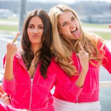 Due protagoniste di Das Miss Schweiz Massaker in un gesto eloquente