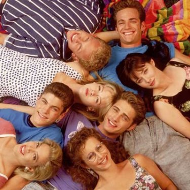 Il cast della serie in una foto promozionale della prima stagione di Beverly Hills, 90210