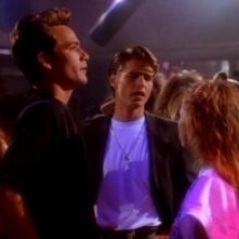 Jason Priestley e Luke Perry nell'episodio La prima volta della serie Beverly Hills, 90210