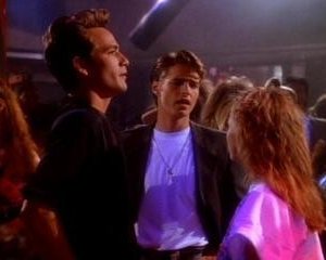 Jason Priestley e Luke Perry nell'episodio La prima volta della serie Beverly Hills, 90210