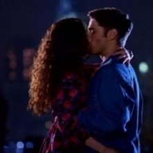 Jason Priestley in un momento dell'episodio Una misteriosa ragazza della serie Beverly Hills, 90210