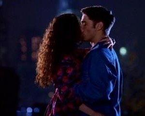 Jason Priestley in un momento dell'episodio Una misteriosa ragazza della serie Beverly Hills, 90210