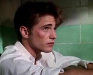 Jason Priestley in una scena dell'episodio Un sabato da dimenticare della serie Beverly Hills, 90210