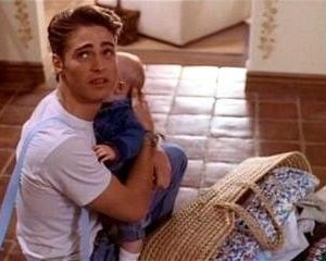 Jason Priestley nell'episodio Un ragazzo ed una culla della serie Beverly Hills, 90210