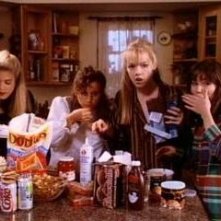 Jennie Garth, Shannen Doherty, Tori Spelling e Gabrielle Carteris nell'episodio Pigiama Party della serie Beverly Hills, 90210