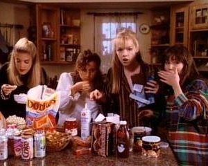 Jennie Garth, Shannen Doherty, Tori Spelling e Gabrielle Carteris nell'episodio Pigiama Party della serie Beverly Hills, 90210