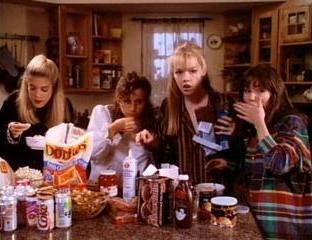 Jennie Garth, Shannen Doherty, Tori Spelling e Gabrielle Carteris nell'episodio Pigiama Party della serie Beverly Hills, 90210