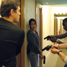 Leïla Bekhti in una scena d'azione di Mains armées con Marc Lavoine