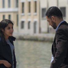 Leïla Bekhti in una scena di Mains armées con Roschdy Zem