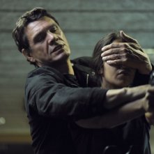 Leïla Bekhti in una scena drammatica di Mains armées con Marc Lavoine