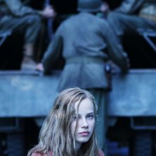 Lore: la protagonista Saskia Rosendahl in una scena