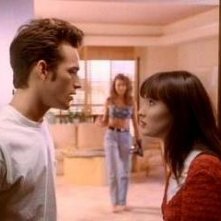 Luke Perry e Shannen Doherty nell'episodio Un weekend a Palm Springs della serie Beverly Hills, 90210
