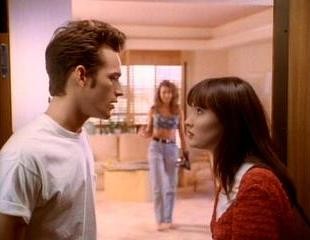 Luke Perry e Shannen Doherty nell'episodio Un weekend a Palm Springs della serie Beverly Hills, 90210