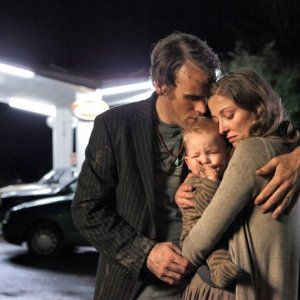 Nachtlärm: Sebastian Blomberg e Alexandra Maria Lara abbracciano il loro bambino in una scena