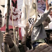 No: Gael García Bernal in piazza durante la protesta cilena contro Pinochet in una scena del film