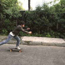 No: il protagonista Gael García Bernal sul monopattino in una scena del film