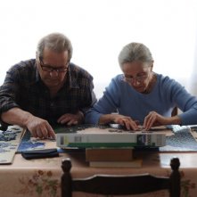 Quelques heures de printemps: Hélène Vincent e Olivier Perrier alle prese con un puzzle in una scena del film