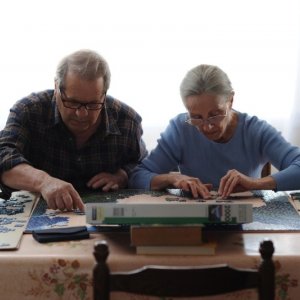 Quelques heures de printemps: Hélène Vincent e Olivier Perrier alle prese con un puzzle in una scena del film